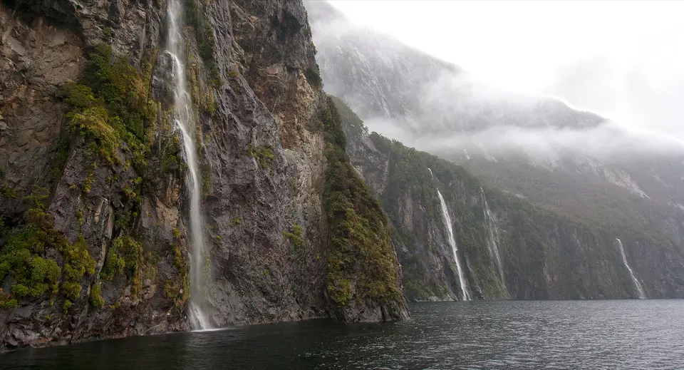 米尔福德峡湾雨后瀑布群 / Milford Sound Waterfalls