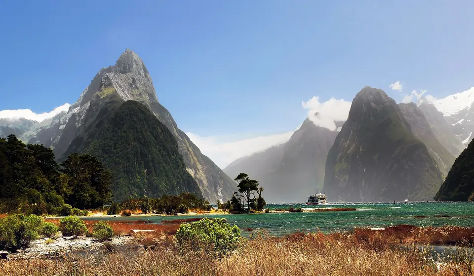 米尔福德峡湾 Mitre Peak 与游船 / Milford Sound