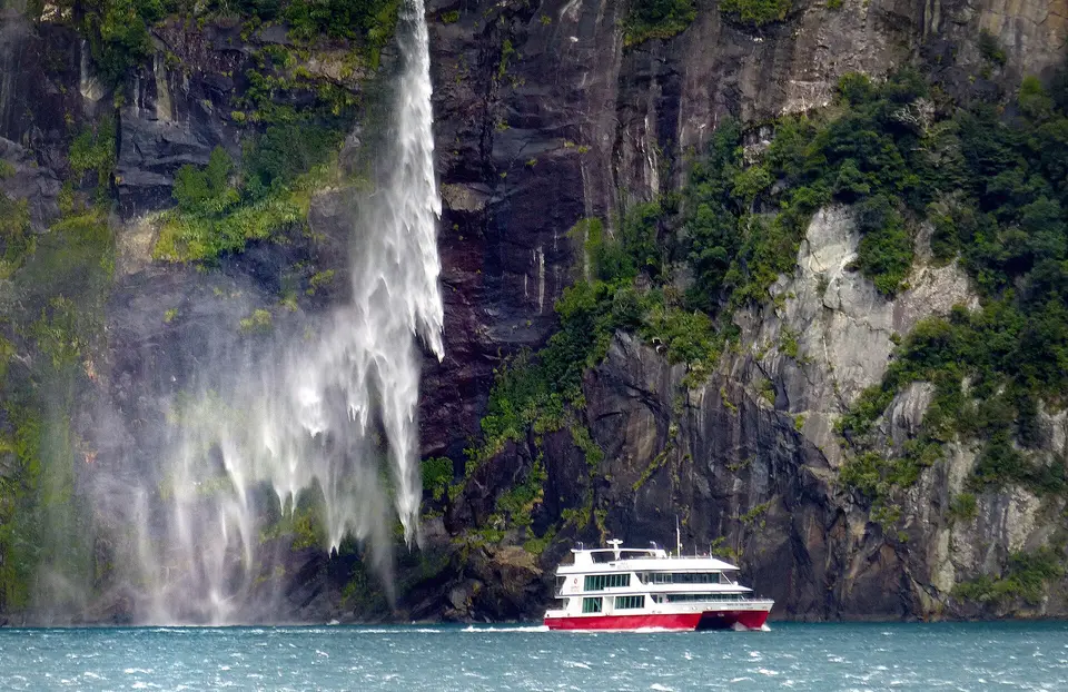 米尔福德峡湾瀑布与游船 / Milford Sound Cruise