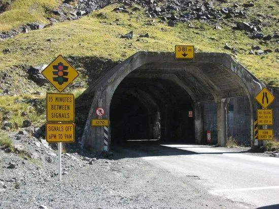 霍默隧道东口信号灯 / Homer Tunnel East Portal