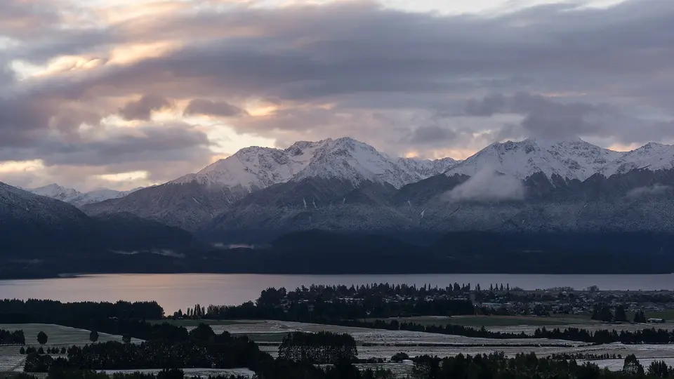 蒂阿瑙湖与 Murchison Mountains / Te Anau